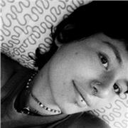 Ragazza di 20 anni impartisce lezioni di storia dell'arte a ragazzi e ragazze delle superiori o medie